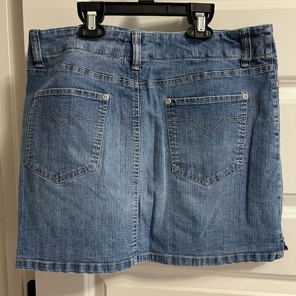 Denim skort. Super cute and vintage! - Picture 2 of 2